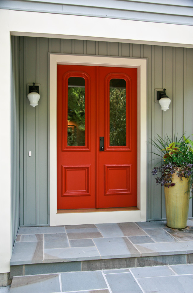 グランドラピッズにある中くらいなトラディショナルスタイルのおしゃれな玄関ドア (赤いドア、ベージュの壁、濃色無垢フローリング、茶色い床) の写真