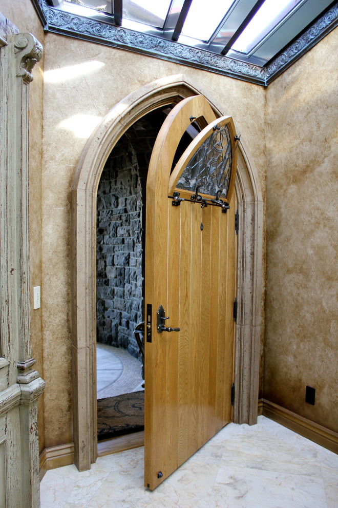 Kleine Stilmix Haustür mit beiger Wandfarbe, Marmorboden, Einzeltür und heller Holzhaustür in San Luis Obispo
