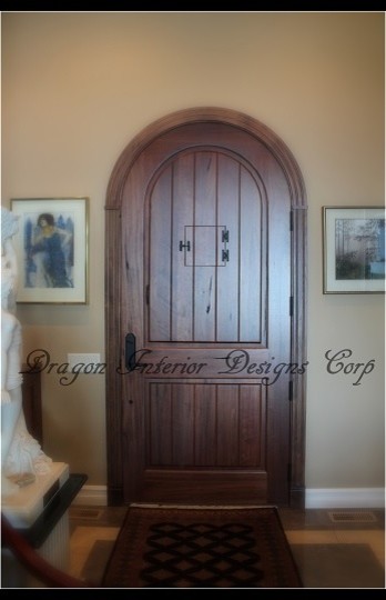 Esempio di una porta d'ingresso contemporanea di medie dimensioni con una porta singola e una porta in legno bruno