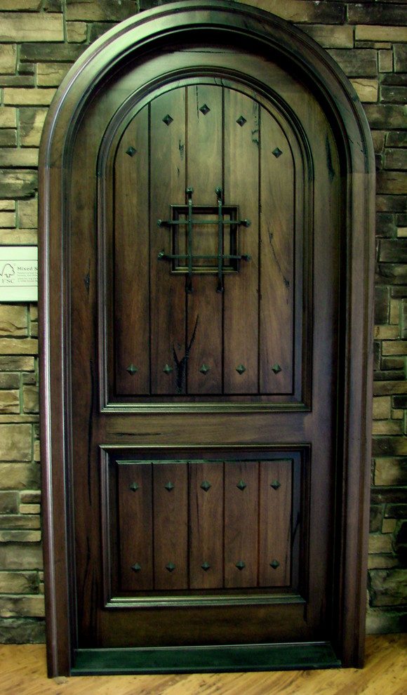 バンクーバーにあるお手頃価格の中くらいなコンテンポラリースタイルのおしゃれな玄関ドア (濃色木目調のドア、茶色い壁) の写真