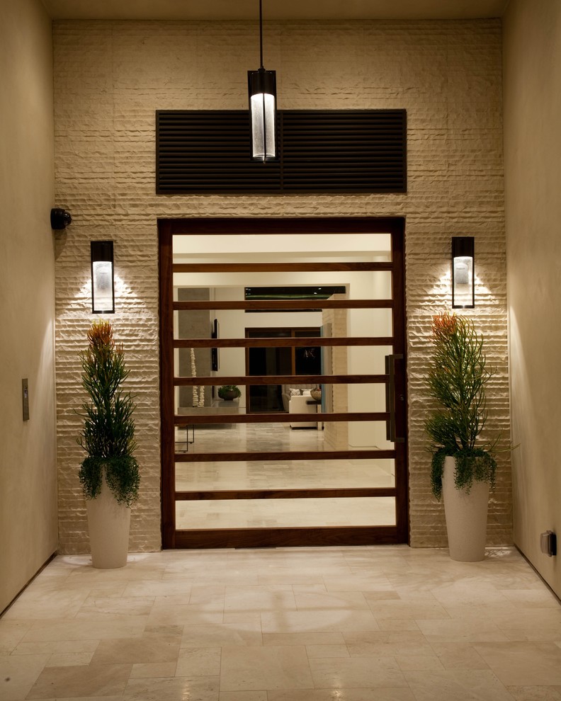 Modelo de puerta principal actual grande con paredes beige, puerta de madera en tonos medios, suelo beige, puerta pivotante y suelo de baldosas de porcelana