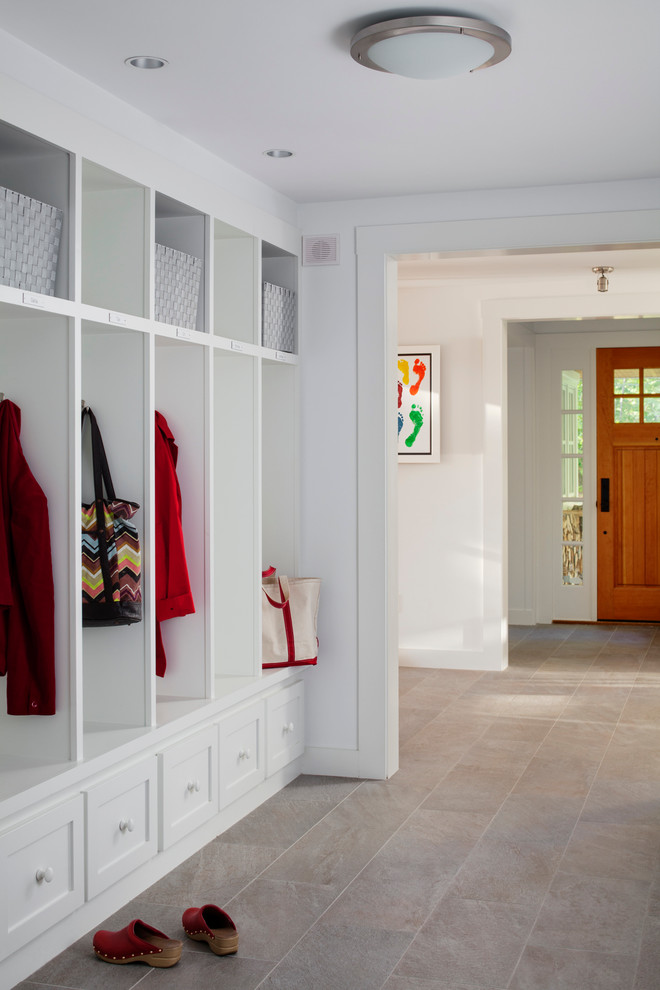 На фото: прихожая в стиле рустика с белыми стенами, полом из керамической плитки, одностворчатой входной дверью и входной дверью из дерева среднего тона с
