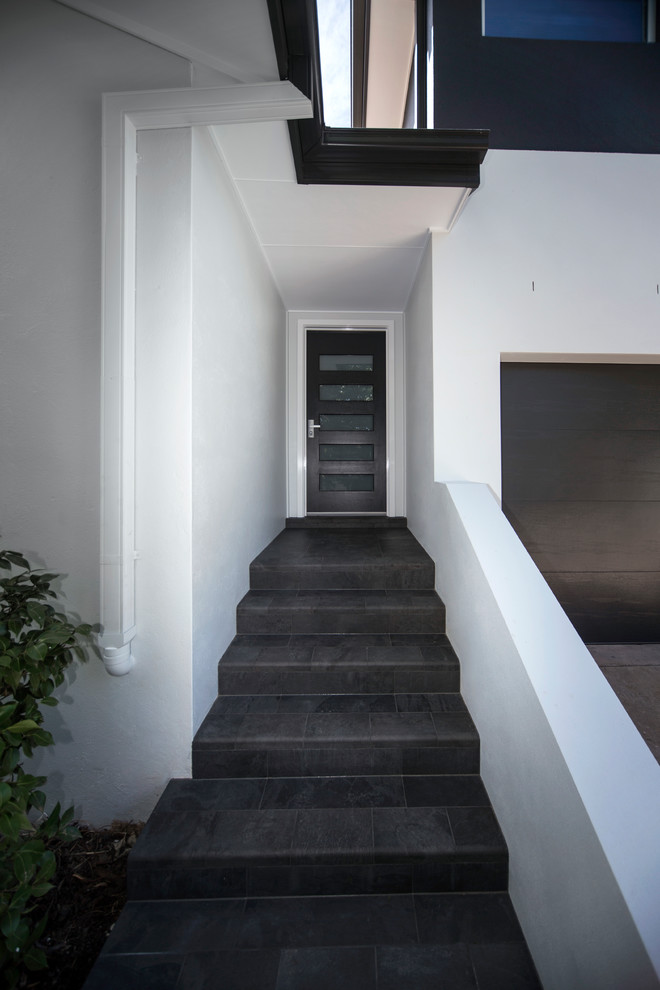 Mittelgroße Moderne Haustür mit weißer Wandfarbe, Terrakottaboden, Einzeltür und dunkler Holzhaustür in Canberra - Queanbeyan