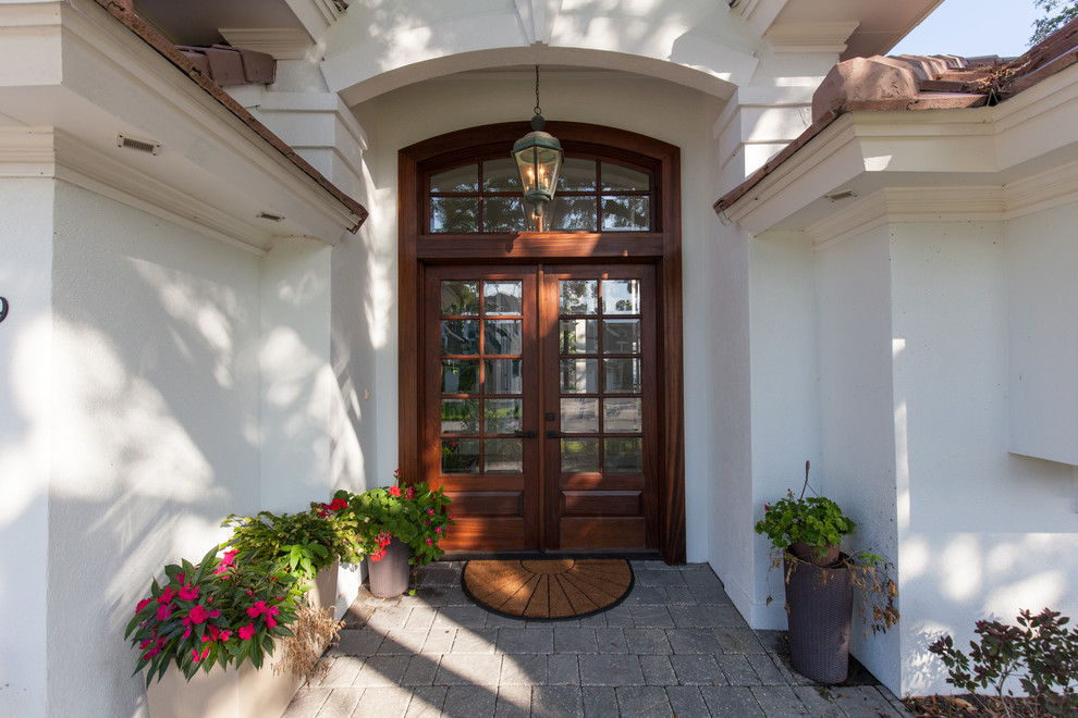 Diseño de puerta principal mediterránea de tamaño medio con paredes beige, puerta doble y puerta de madera oscura