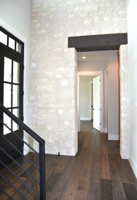 Mittelgroßes Landhaus Foyer mit weißer Wandfarbe, dunklem Holzboden, Doppeltür, Haustür aus Glas und braunem Boden in Austin
