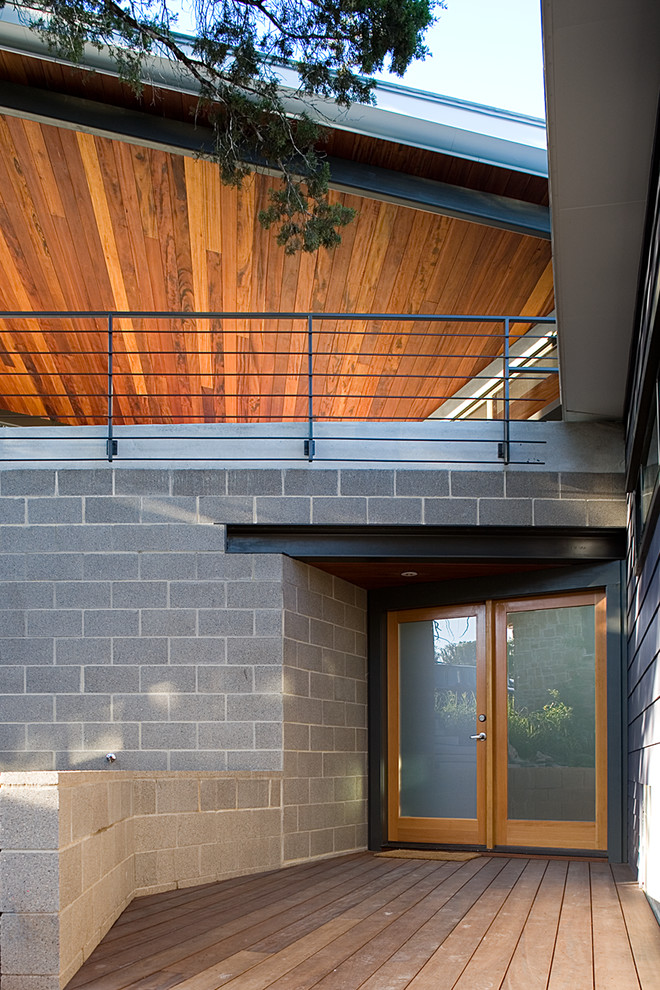 Große Moderne Haustür mit hellbrauner Holzhaustür, grauer Wandfarbe und Doppeltür in Austin