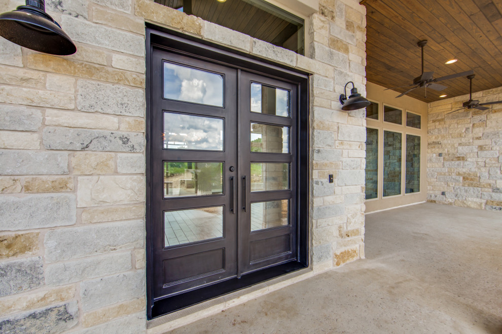 Foto de puerta principal de estilo de casa de campo de tamaño medio con paredes grises, suelo de cemento, puerta doble, puerta de madera oscura y suelo gris