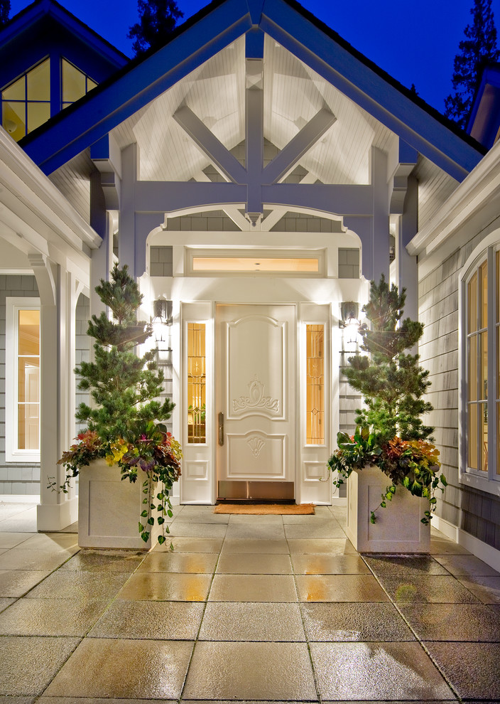 Immagine di un ingresso o corridoio chic con una porta bianca