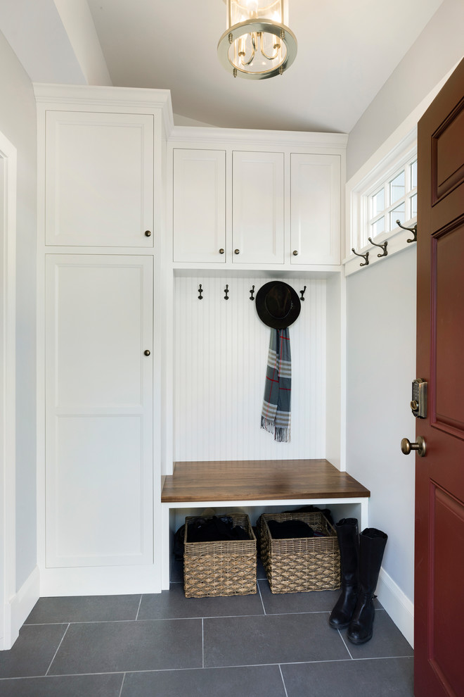 Пример оригинального дизайна: тамбур в классическом стиле с полом из керамической плитки, одностворчатой входной дверью, красной входной дверью и серым полом