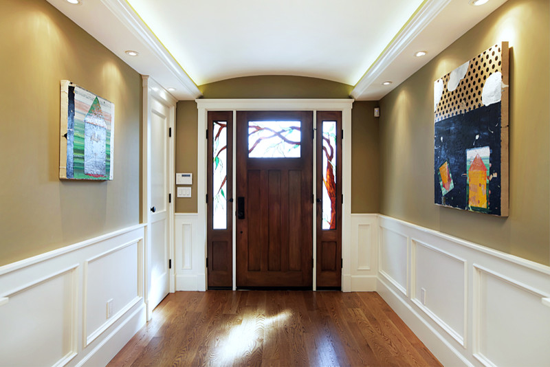 Foto di una porta d'ingresso contemporanea di medie dimensioni con pareti beige, pavimento in legno massello medio, una porta singola, una porta in legno scuro e pavimento marrone