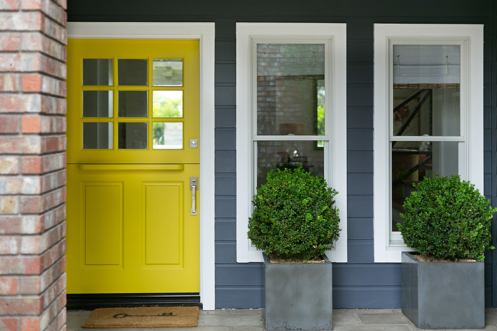 Idéer för att renovera en vintage ingång och ytterdörr, med en tvådelad stalldörr och en gul dörr