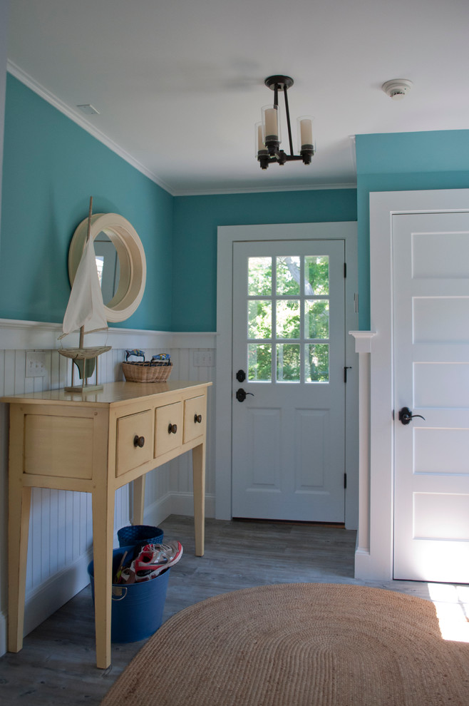 Ispirazione per una porta d'ingresso costiera di medie dimensioni con pareti blu, pavimento in gres porcellanato, una porta singola e una porta bianca