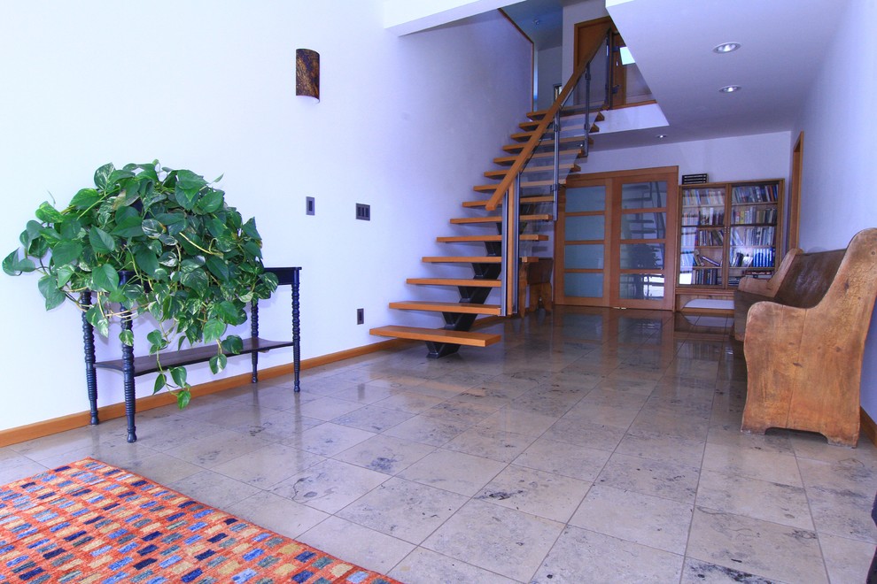 Großes Modernes Foyer mit weißer Wandfarbe, Granitboden, Einzeltür und heller Holzhaustür in Vancouver
