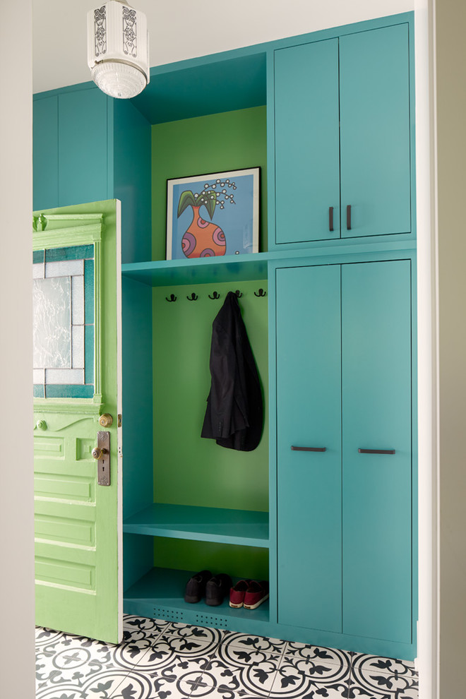 Inspiration för eklektiska farstur, med blå väggar, en enkeldörr och en grön dörr