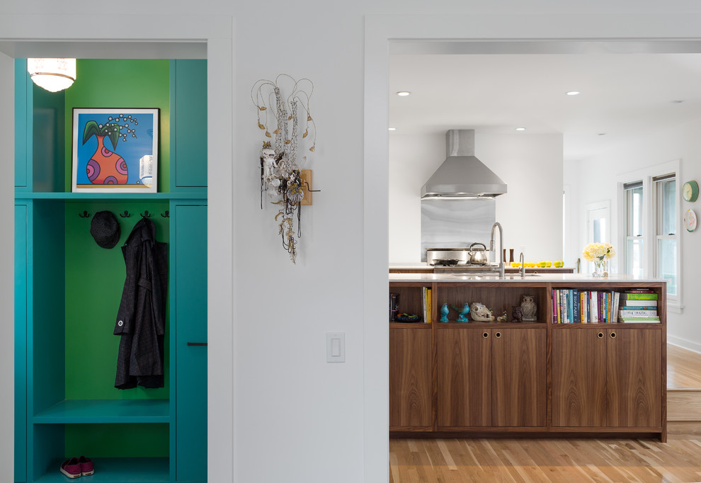 Stilmix Eingang mit Vestibül, blauer Wandfarbe, Einzeltür, grüner Haustür und hellem Holzboden in Seattle