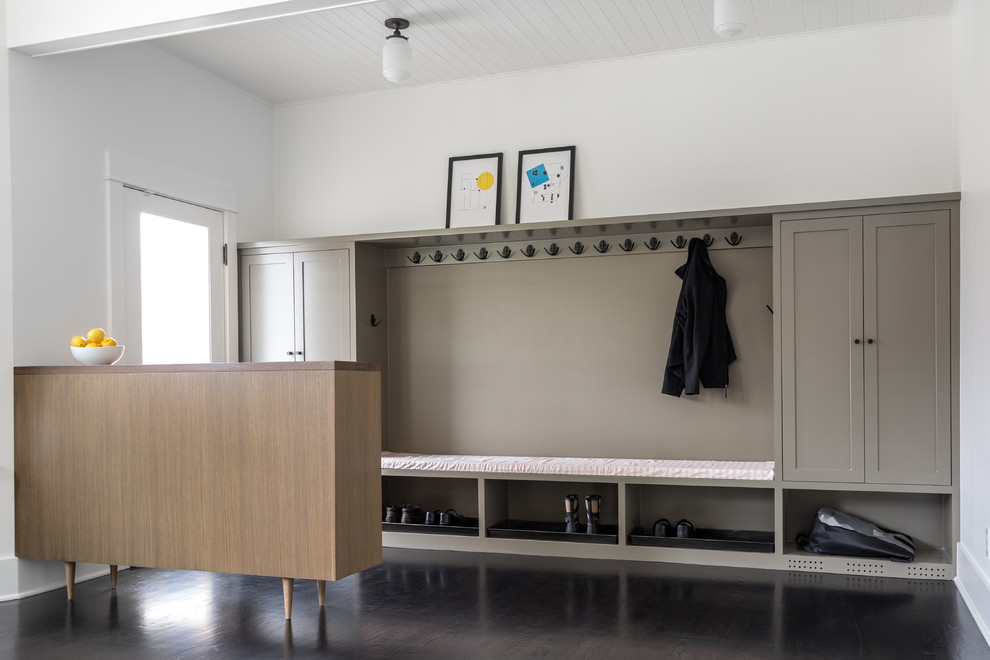 Diseño de vestíbulo posterior minimalista grande con paredes blancas, suelo de madera oscura y puerta simple