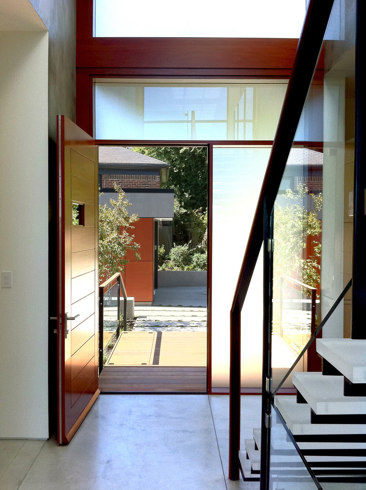 Aménagement d'un hall d'entrée contemporain avec une porte simple et une porte en bois foncé.