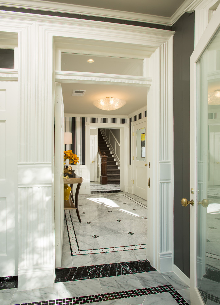 Foto di un ingresso tradizionale di medie dimensioni con pavimento in marmo, una porta a due ante, una porta bianca e pavimento grigio