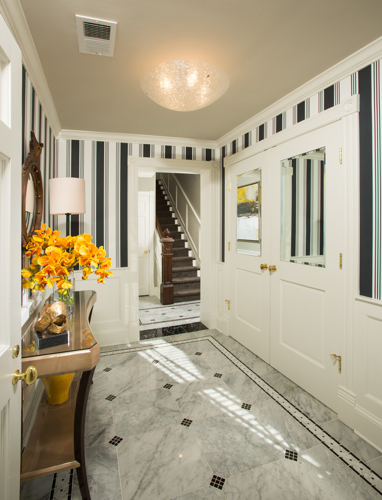 Modelo de entrada tradicional renovada de tamaño medio con suelo de mármol, puerta doble, puerta blanca y suelo gris