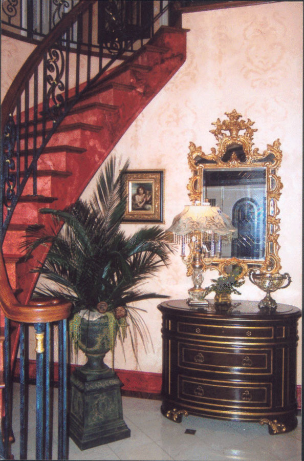 Idée de décoration pour une entrée tradition avec un mur multicolore, un sol en marbre, une porte double et une porte marron.