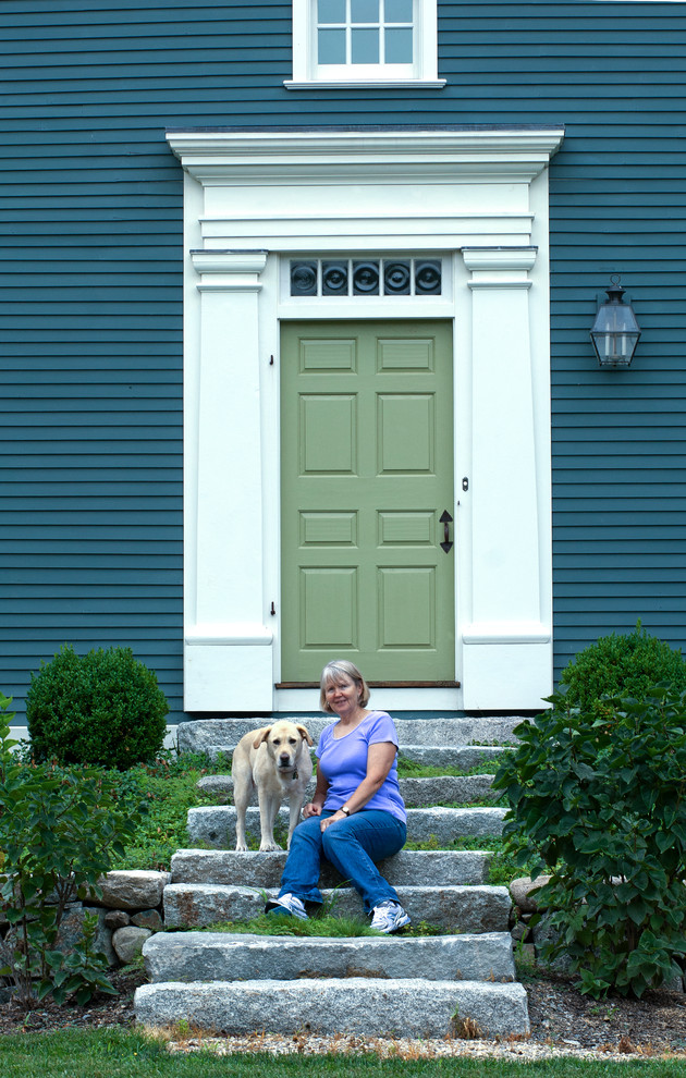 Стильный дизайн: маленькая входная дверь в классическом стиле с зеленой входной дверью, синими стенами, гранитным полом и одностворчатой входной дверью для на участке и в саду - последний тренд