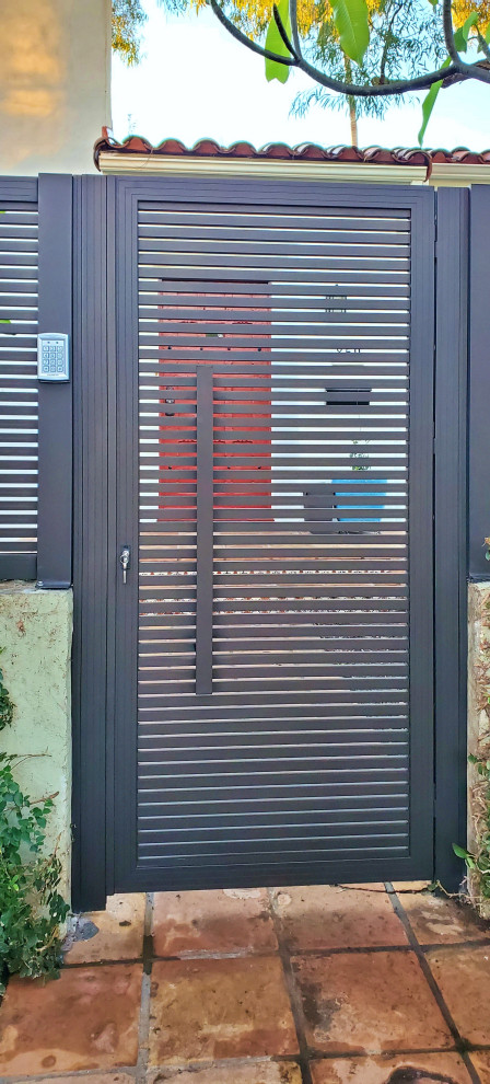 This is an example of a large midcentury entrance in Los Angeles.