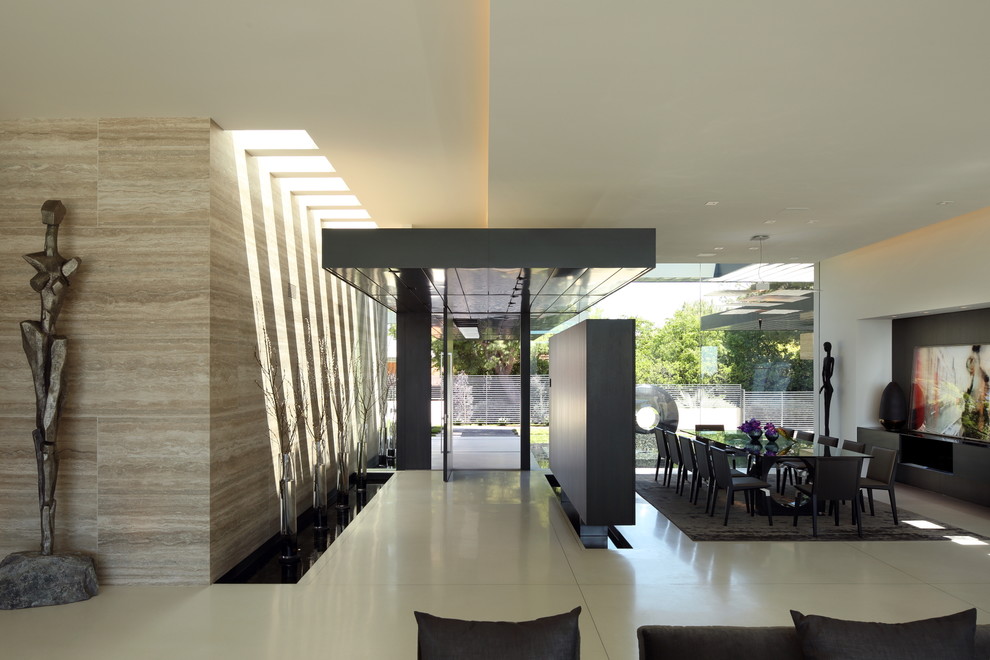 Mittelgroßes Modernes Foyer mit beiger Wandfarbe, Keramikboden, Einzeltür, Haustür aus Glas und beigem Boden in Los Angeles