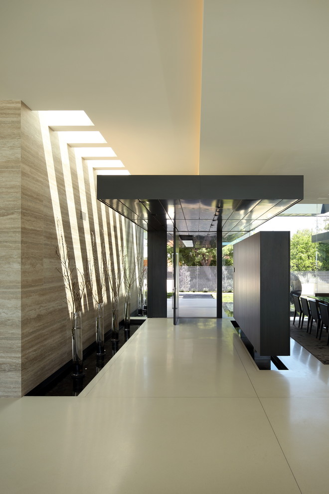 Стильный дизайн: фойе среднего размера в стиле модернизм с бежевыми стенами, полом из керамической плитки, одностворчатой входной дверью, стеклянной входной дверью и бежевым полом - последний тренд