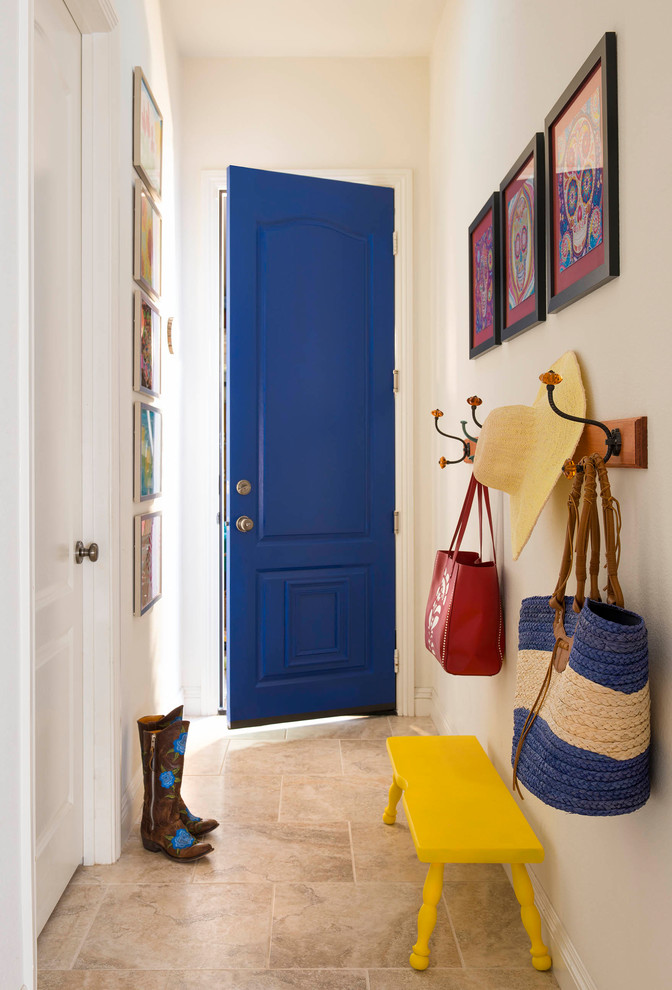 Immagine di un corridoio stile americano con pareti bianche, una porta singola, una porta blu e pavimento beige