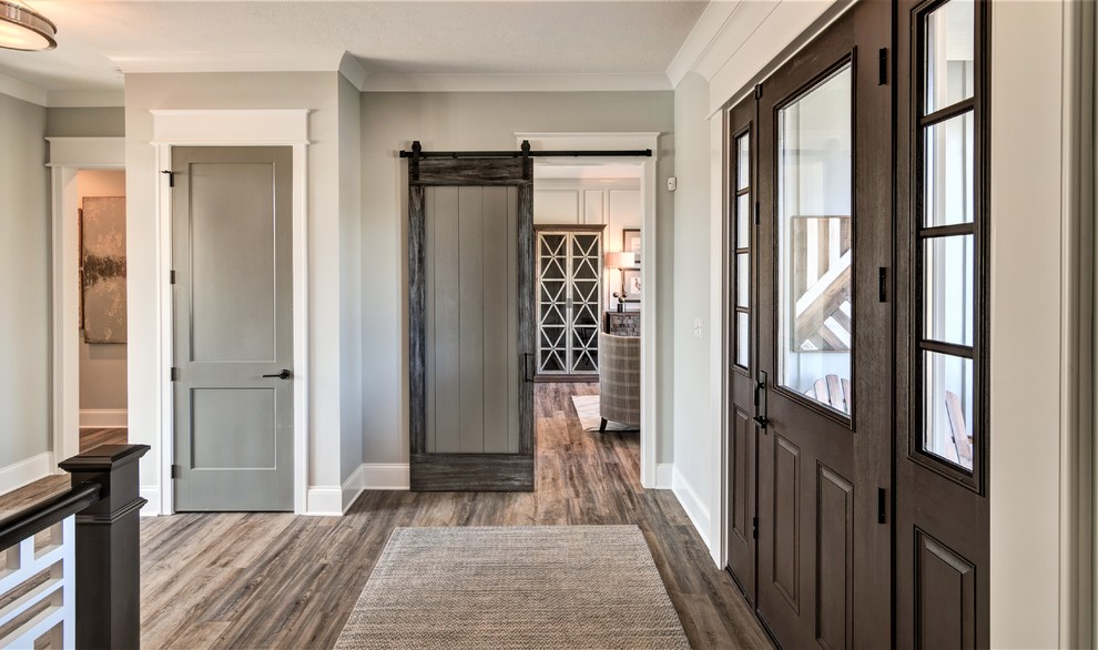 Стильный дизайн: входная дверь среднего размера в стиле неоклассика (современная классика) с темным паркетным полом и одностворчатой входной дверью - последний тренд
