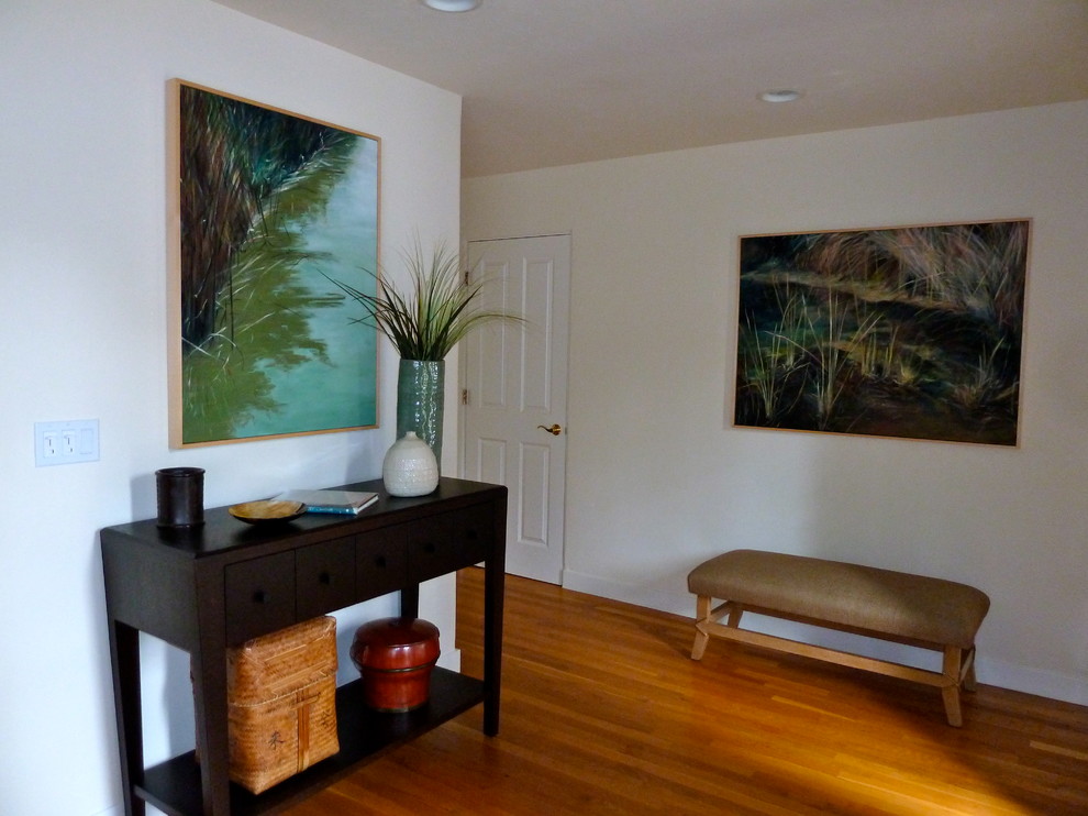Kleines Stilmix Foyer mit braunem Holzboden, braunem Boden, beiger Wandfarbe, Einzeltür und schwarzer Haustür in San Francisco