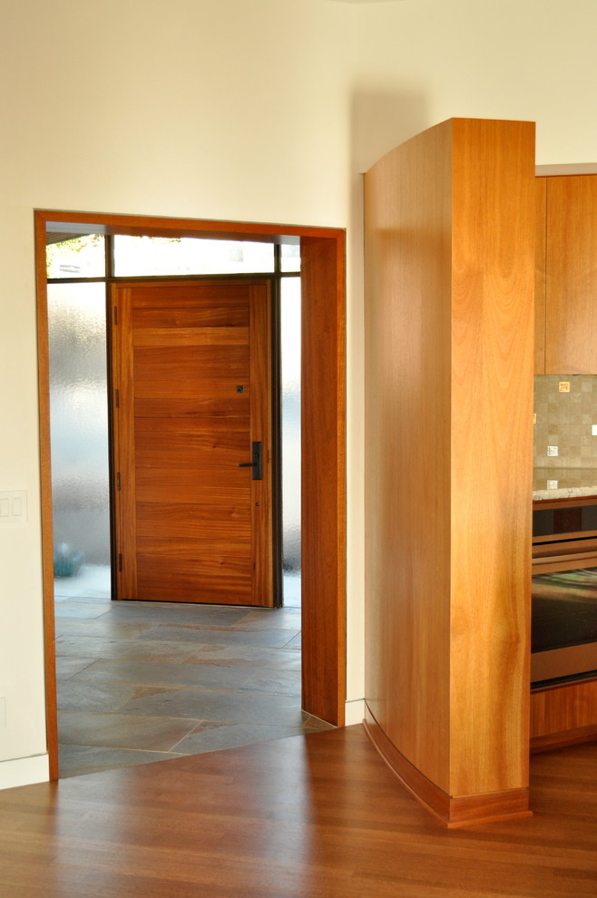 Foto på en mellanstor funkis ingång och ytterdörr, med beige väggar, skiffergolv, en enkeldörr, mellanmörk trädörr och grått golv