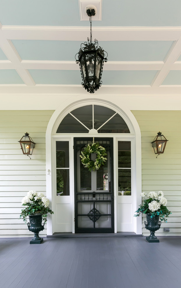 Esempio di una porta d'ingresso classica di medie dimensioni con pareti verdi, parquet scuro, una porta singola, una porta bianca e pavimento marrone