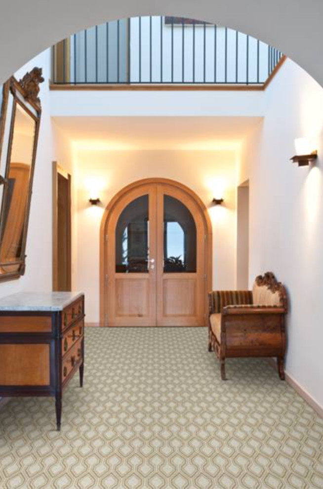 На фото: входная дверь среднего размера в классическом стиле с белыми стенами, ковровым покрытием, двустворчатой входной дверью, входной дверью из светлого дерева и разноцветным полом