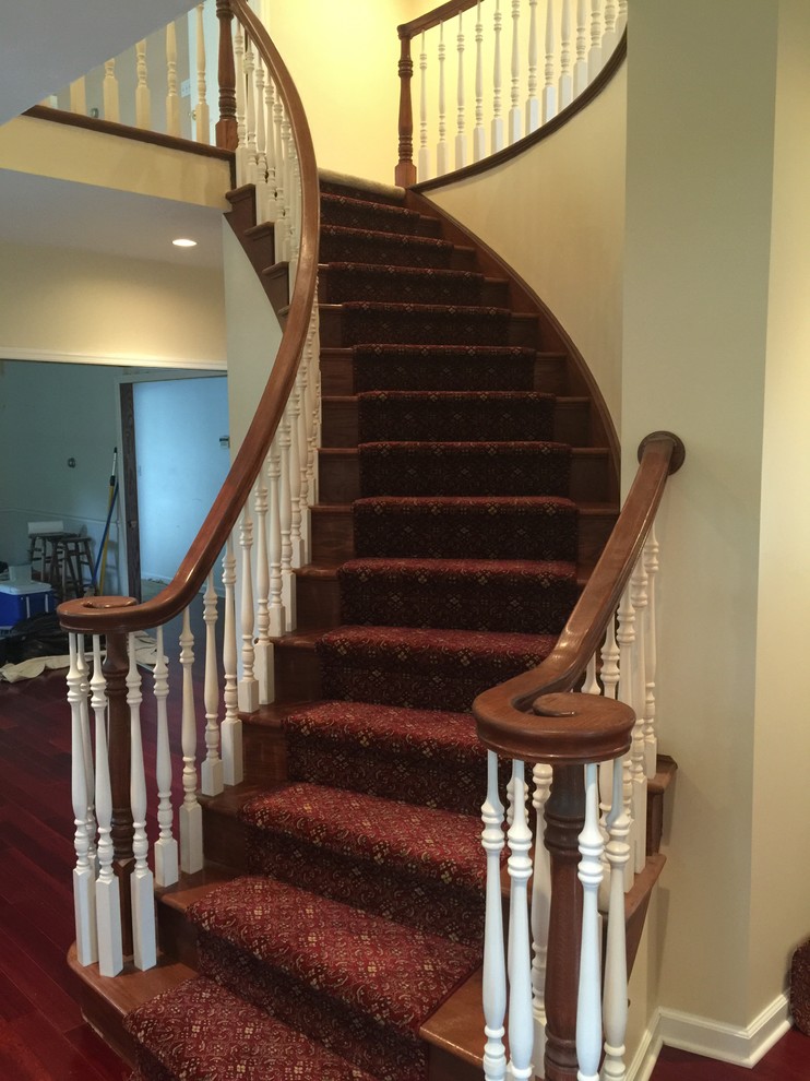 На фото: лестница среднего размера в классическом стиле с