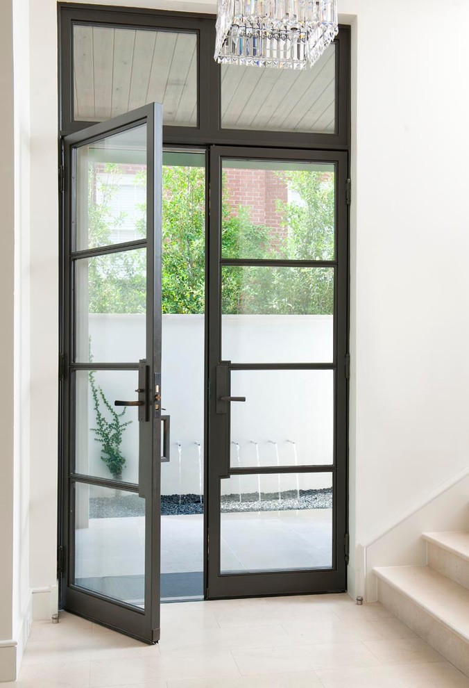Idée de décoration pour une entrée design avec une porte double, une porte en verre et un sol blanc.