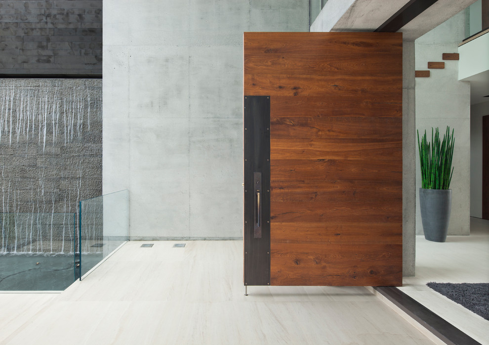 Großes Modernes Foyer mit grauer Wandfarbe, Einzeltür, dunkler Holzhaustür, weißem Boden und Kalkstein in Miami
