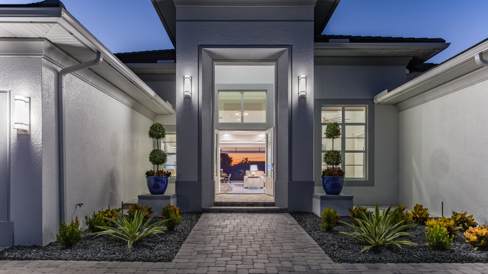 Große Mediterrane Haustür mit grauer Wandfarbe, Keramikboden, Doppeltür, blauer Haustür, grauem Boden und eingelassener Decke in Miami