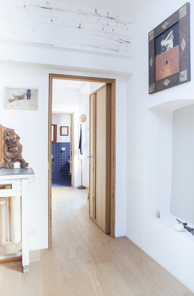 Große Mediterrane Haustür mit weißer Wandfarbe, Sperrholzboden, Einzeltür und brauner Haustür in Mailand