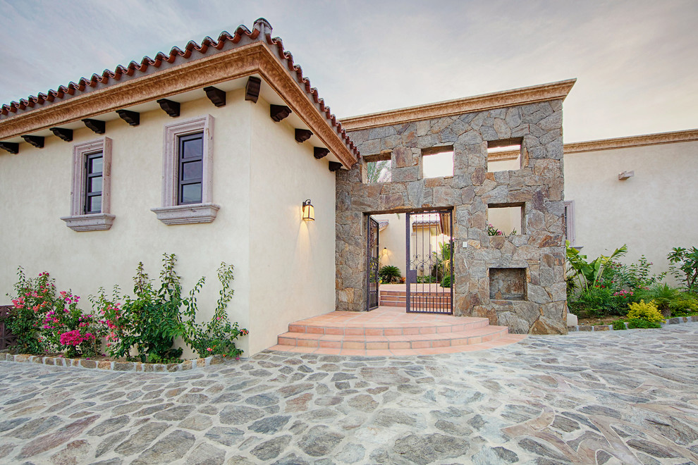 Mediterrane Haustür mit beiger Wandfarbe, Doppeltür und schwarzer Haustür in Sonstige