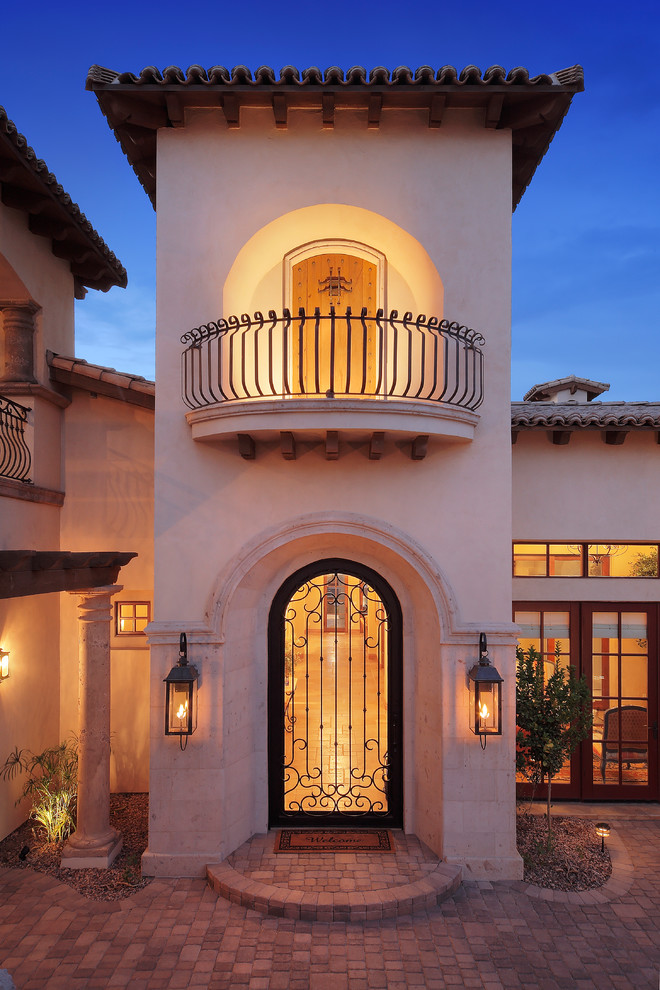 Источник вдохновения для домашнего уюта: огромная входная дверь в средиземноморском стиле с бежевыми стенами, одностворчатой входной дверью и металлической входной дверью
