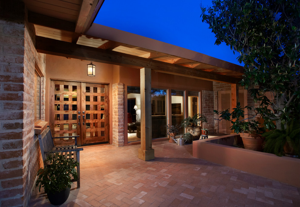 Mediterrane Haustür mit brauner Wandfarbe, Doppeltür und hellbrauner Holzhaustür in Phoenix