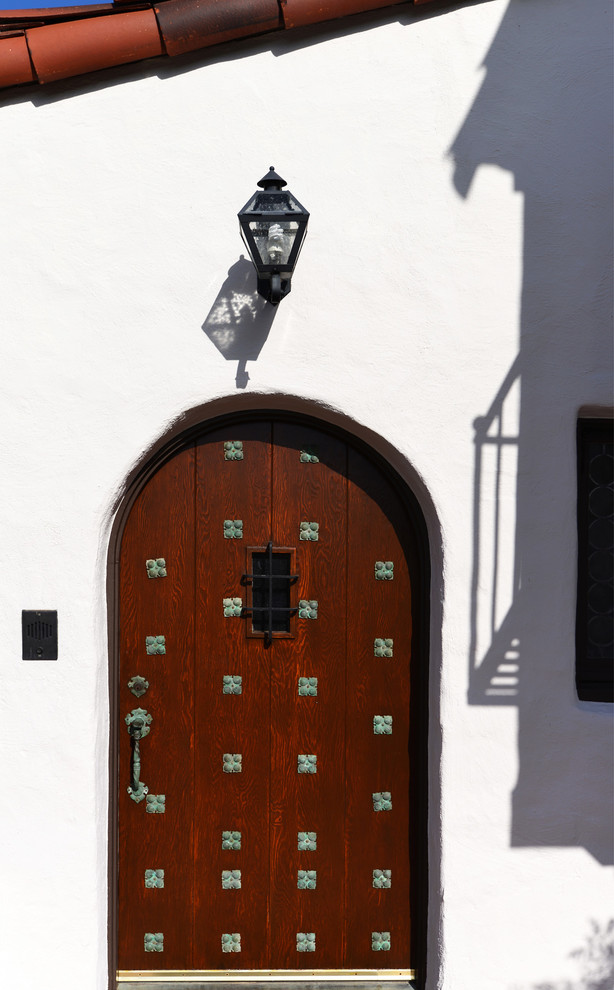 Пример оригинального дизайна: прихожая в средиземноморском стиле с одностворчатой входной дверью