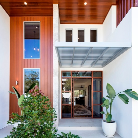 Geräumige Moderne Haustür mit weißer Wandfarbe, Keramikboden, Drehtür, hellbrauner Holzhaustür und weißem Boden in Brisbane
