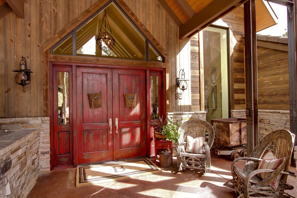 Esempio di una porta d'ingresso rustica con una porta a due ante e una porta rossa