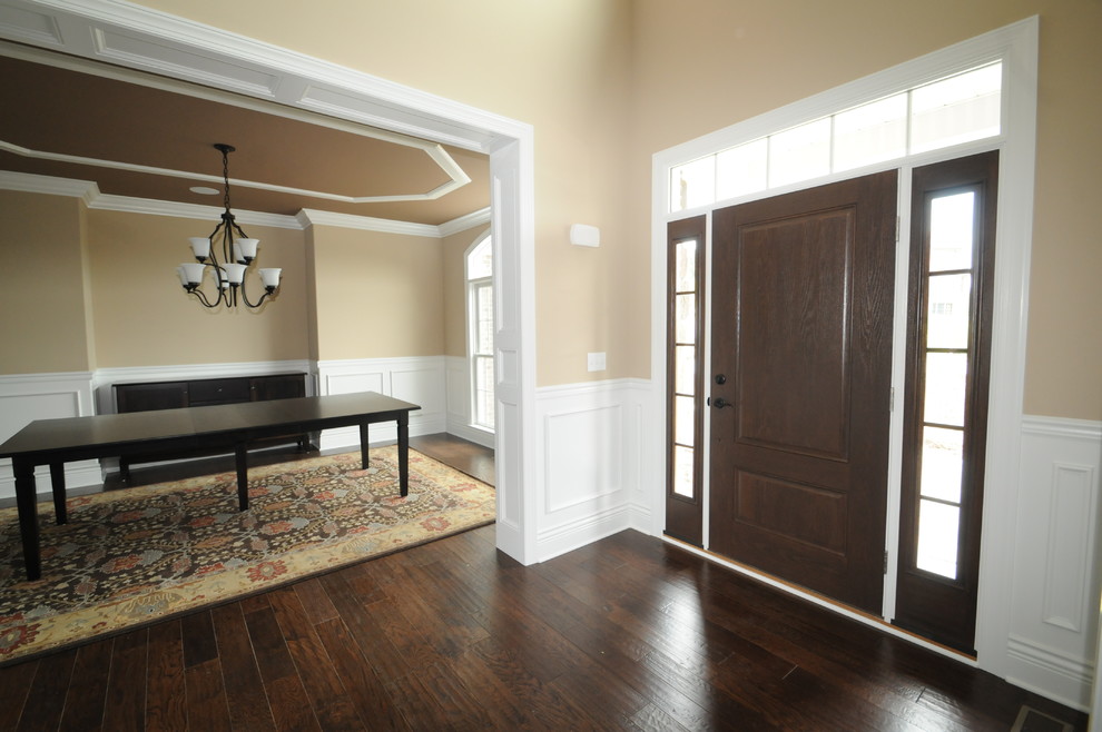 Стильный дизайн: входная дверь в классическом стиле с входной дверью из темного дерева - последний тренд