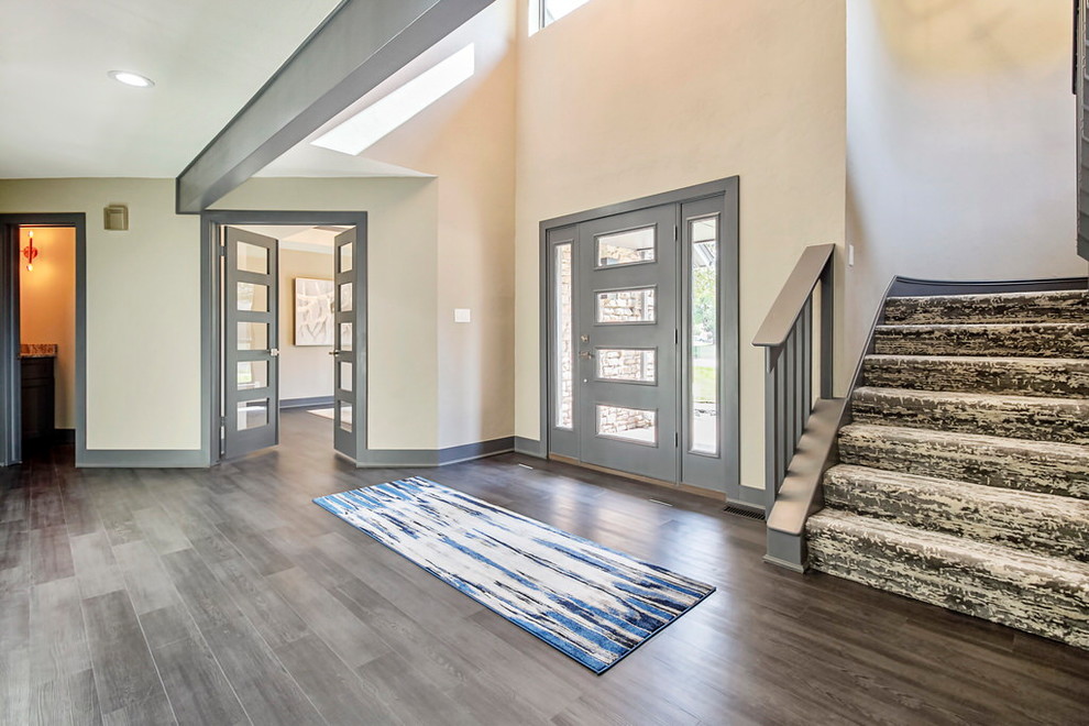 Mittelgroße Klassische Haustür mit beiger Wandfarbe, braunem Holzboden, Einzeltür, grauer Haustür und grauem Boden in Oklahoma City