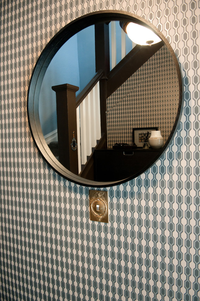 Foto di una piccola porta d'ingresso minimalista con pareti con effetto metallico, pavimento con piastrelle in ceramica, una porta singola e una porta nera