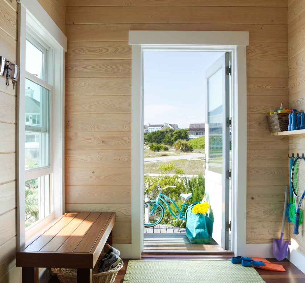 Ejemplo de entrada costera con suelo de madera en tonos medios, puerta simple y puerta de vidrio