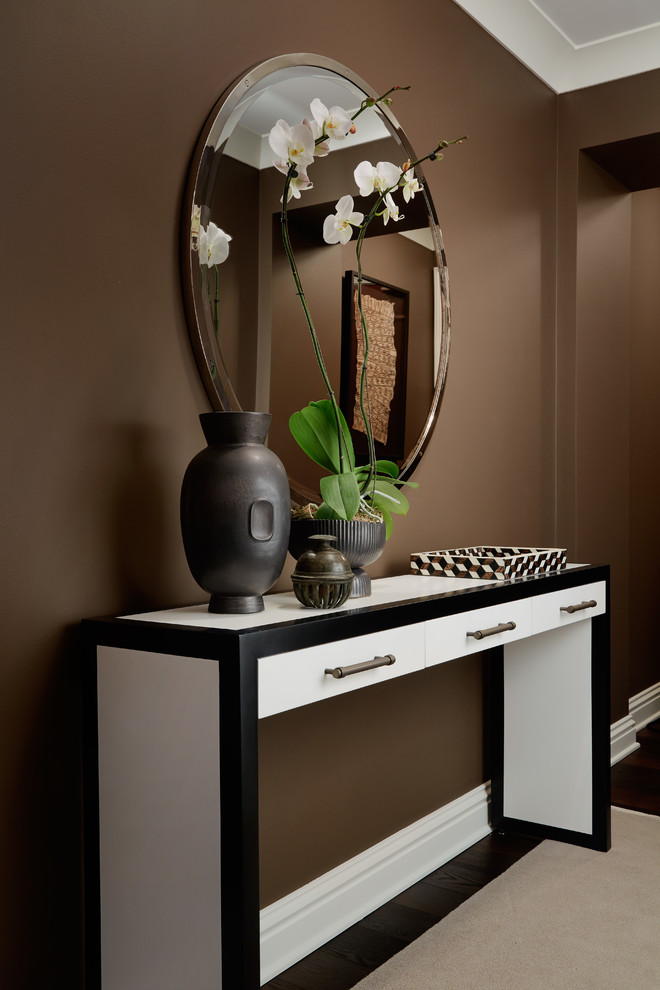 Источник вдохновения для домашнего уюта: узкая прихожая среднего размера в современном стиле с коричневыми стенами, темным паркетным полом и коричневым полом